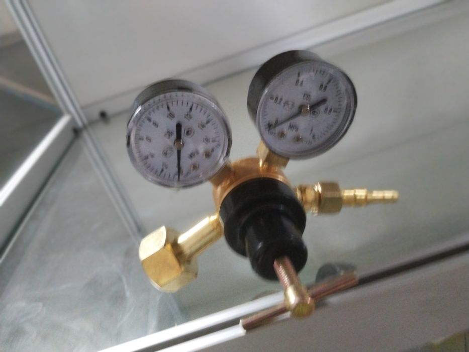 Кисень, Аргон, Азот, Вуглекислота,та газові суміші в балонах.