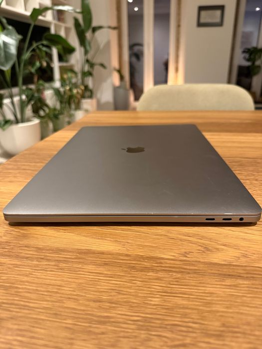 Apple MacBook Pro 16" (2019) 2.6GHz Core i7 Touch Bar