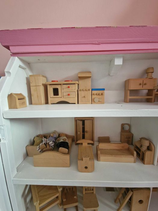 Casinha de bonecas em madeira