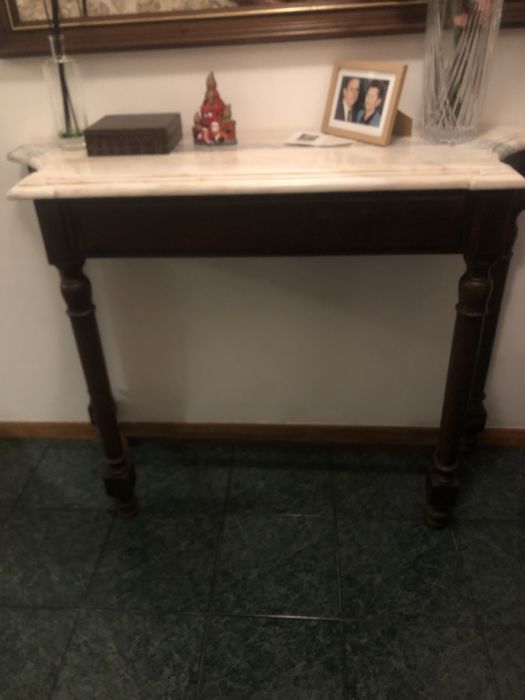 Mesa de mármore de entrada.