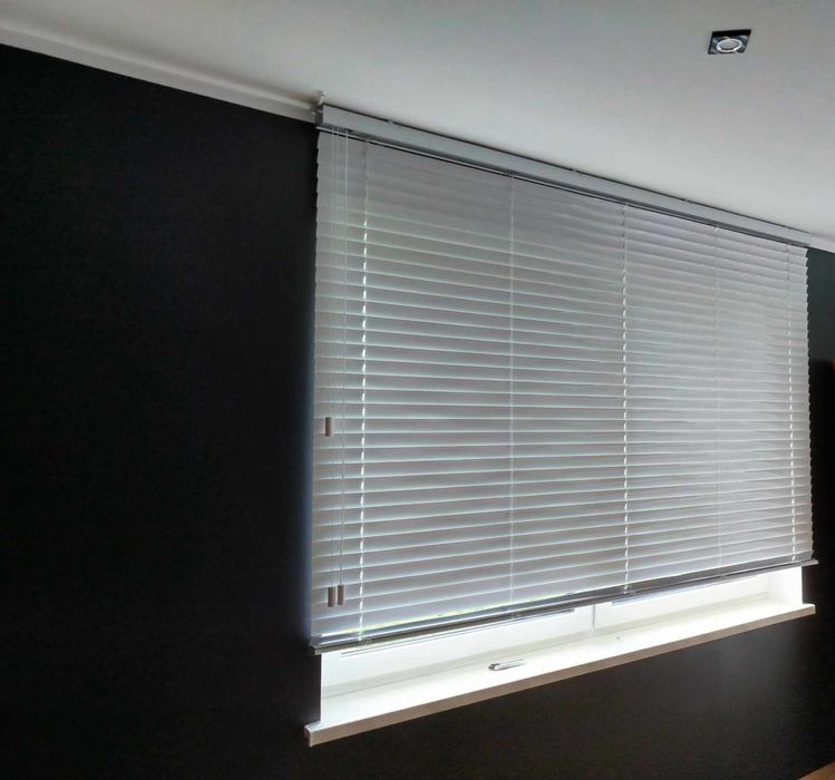 Biała żaluzja aluminiowa 140 / 260 cm  5 cm lamelki
