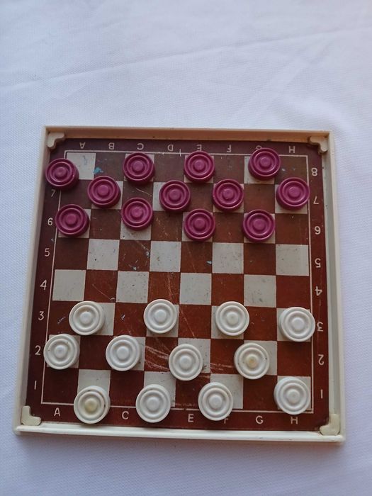 Radzieckie mini warcaby magnetyczne.
