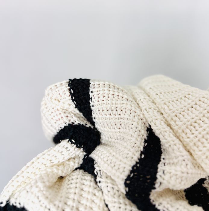 Biały sweter w czarne pasy o luźnym splocie L 40