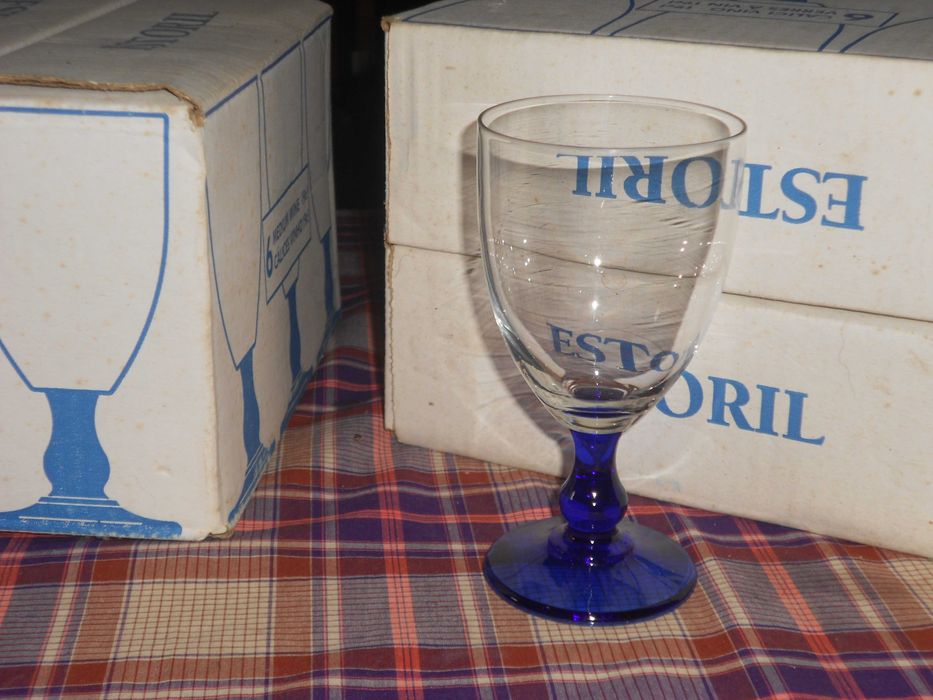 Conjunto 12 copos vinho antigos pé azul Novos