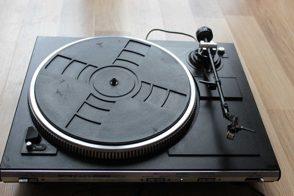 Gramofon Garrard  Quartz DDQ 650