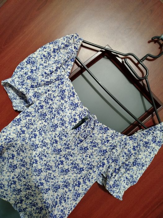 Biało niebieska bluzka kwiatki H&M z bufkami carmen M 36/38