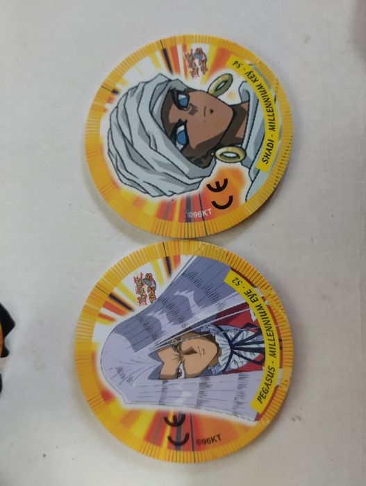 (A) Tazos de vários temas