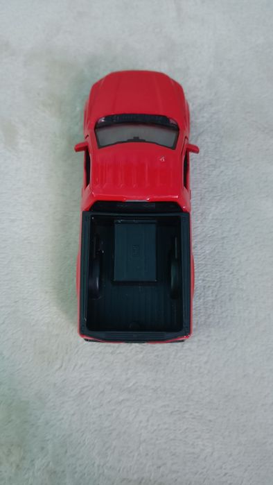 Машина червона Ford