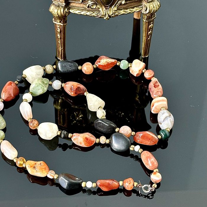 Naszyjnik z naturalnych kamieni kwarcu, pochodzi z ok. 1960 roku