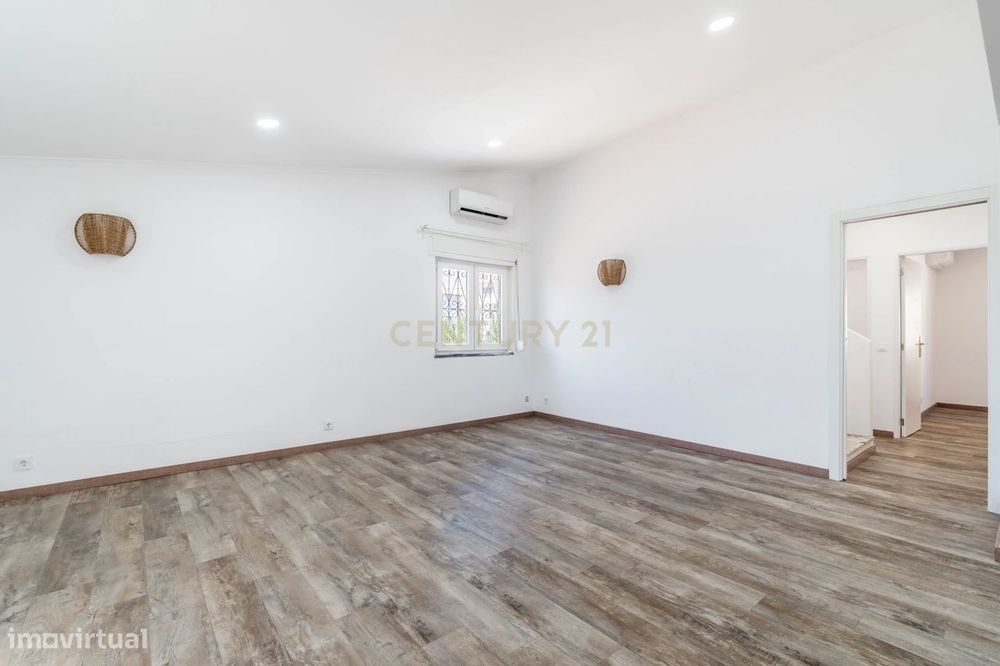 T4 Duplex totalmente renovado no Bairro do Progresso – Silves