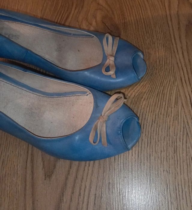 Buty na obcasie, odkryte palce