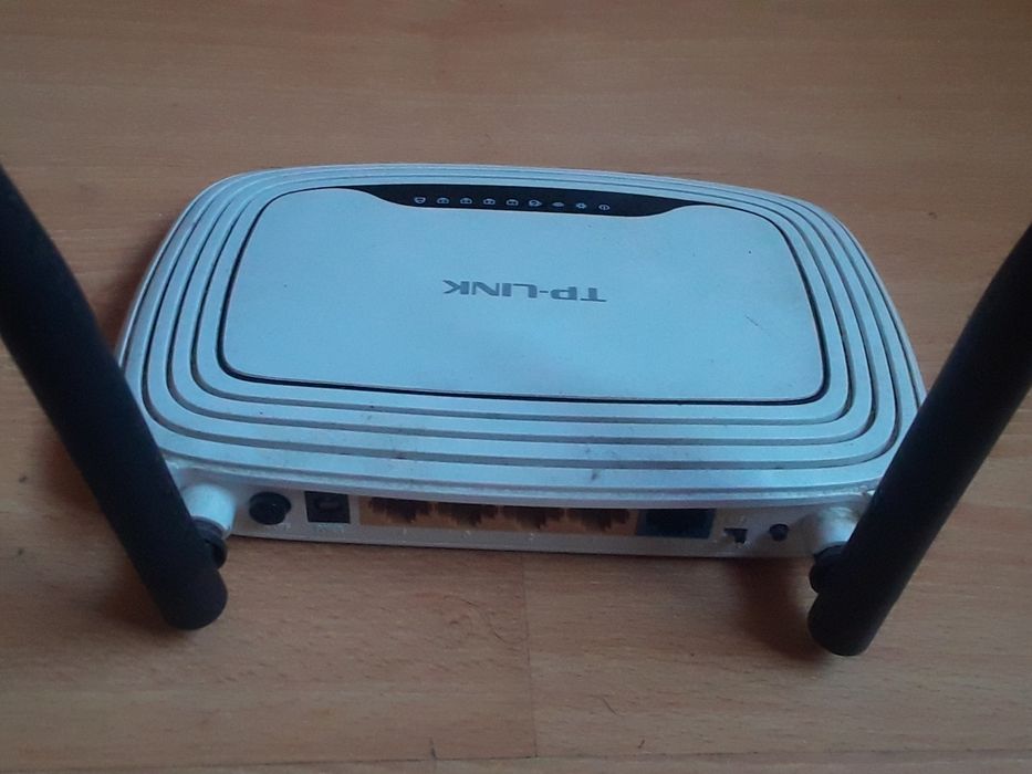 Router TP-Link com cabos