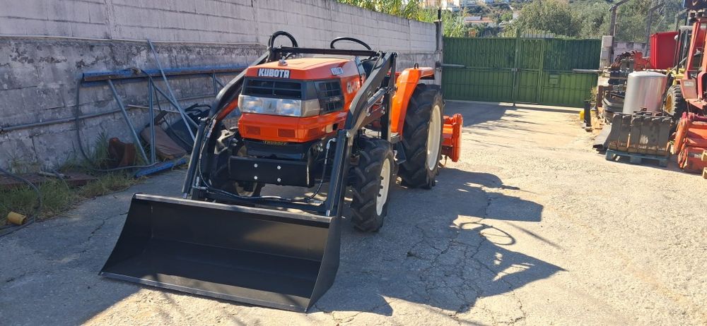 Tratror kubota com carregador frotal