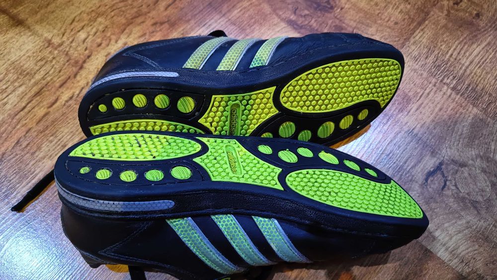 Dwie pary butów dla chłopca sneakersy adidas i korki nike r.36