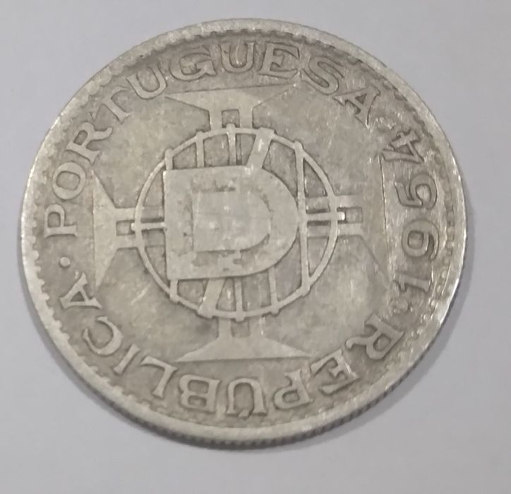 Diversas moedas antigas de Moçambique