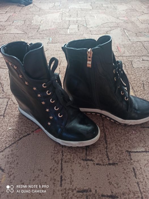 Продам женские  ботинки б.у