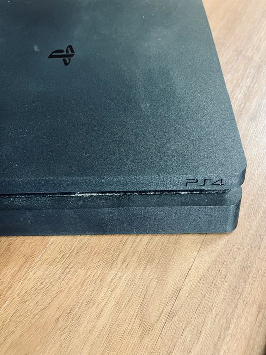 PS4 Slim 1 TB + 2 comandos originais + 7 jogos