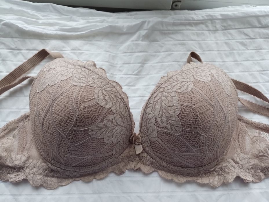Жіночий бюстгальтер 80С та 85D та 80С