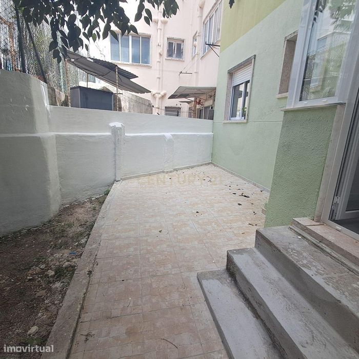 T2 renovado com requinte e logradouro privativo, em ótima zona da Amad