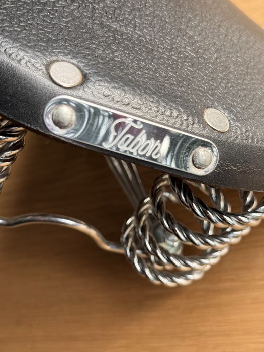 Selim Tabor em couro com molas – Novo