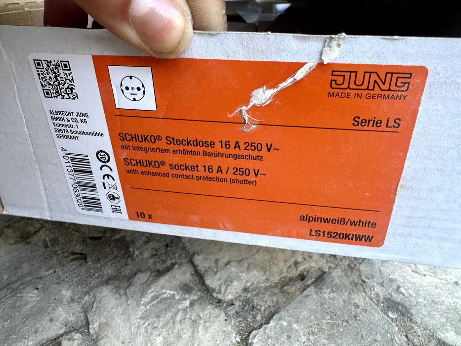 14 Tomadas JUNG SCHUKO + Molduras NOVAS / 14 plugs NEW