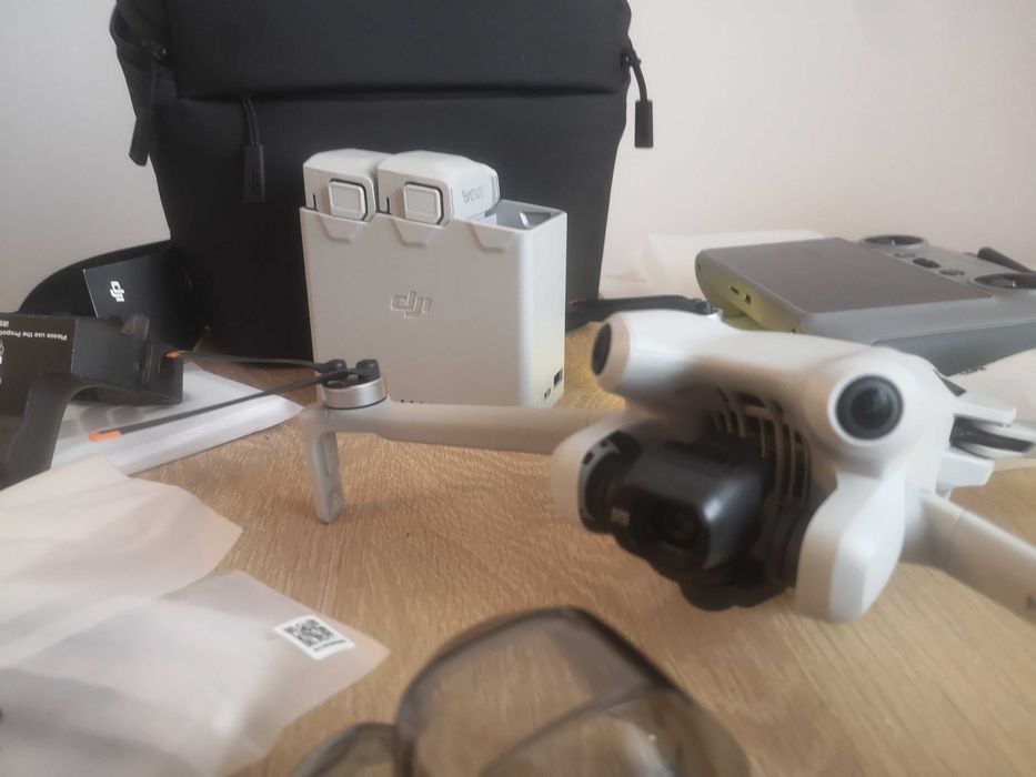 DJI Mini 4 Pro, 3 baterie, pilot z ekranem, FLY MORE COMBO