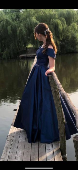 Випускна сукня .