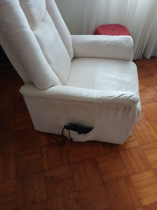 Sofá retrátil com comando