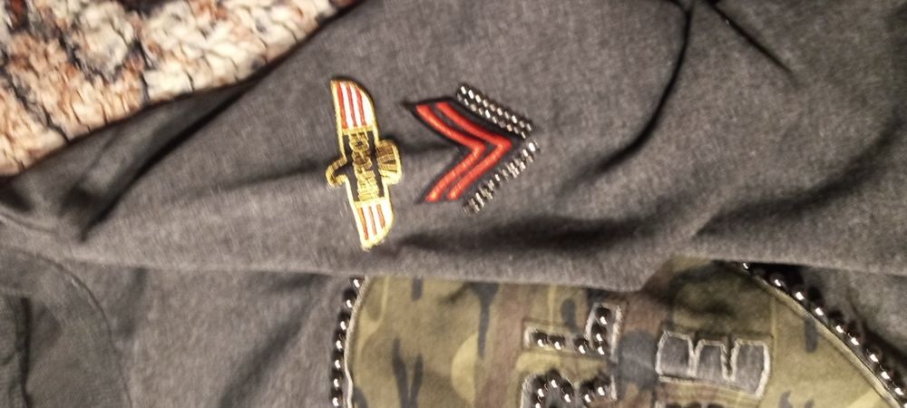 Szara bluza militarna damska.