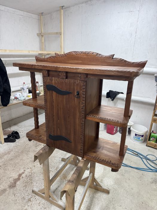 Комод із натурального дерева.