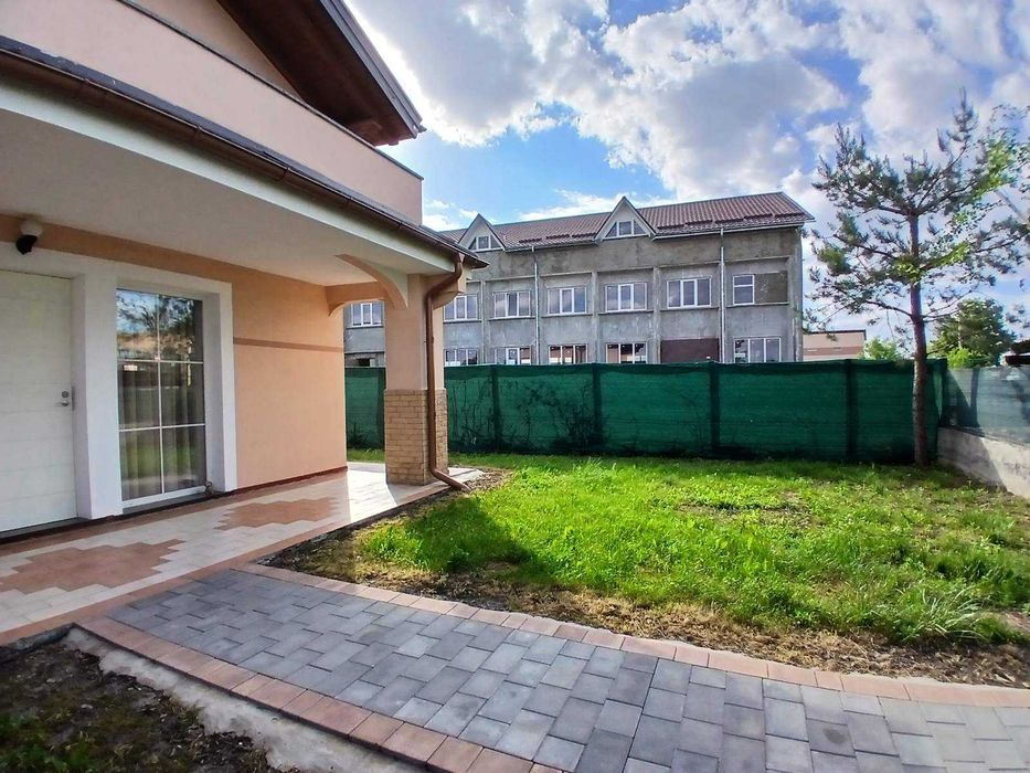 У продажу якісно побудований таунхаус в італійському стилі.