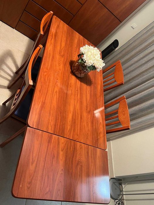 Mesa de jantar em cerejeira + 4 cadeiras em optimo estado