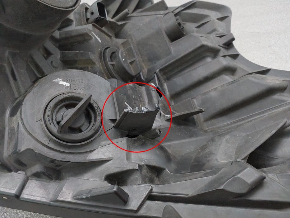 Ótica / farol esquerda RENAULT Trafic III (FG_)