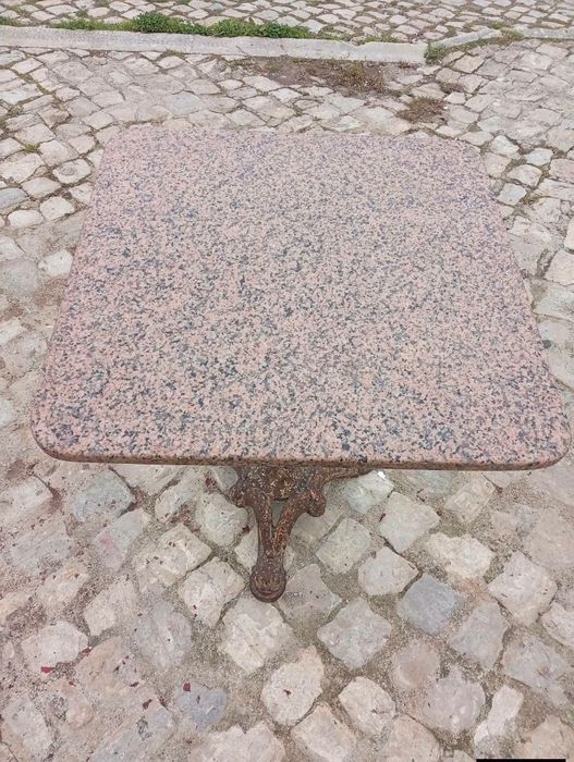 Mesa com pé em ferro e tampo em pedra
