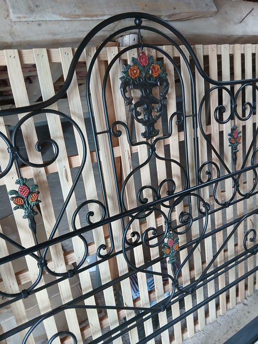 Cama de casal em ferro com floral
