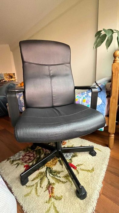 Cadeira de secretária em bom estado