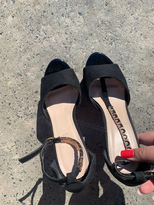 Босоніжки на каблуку