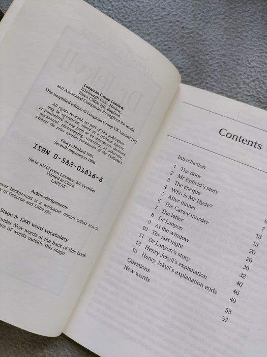 Pequenos e antigos livros a inglês
