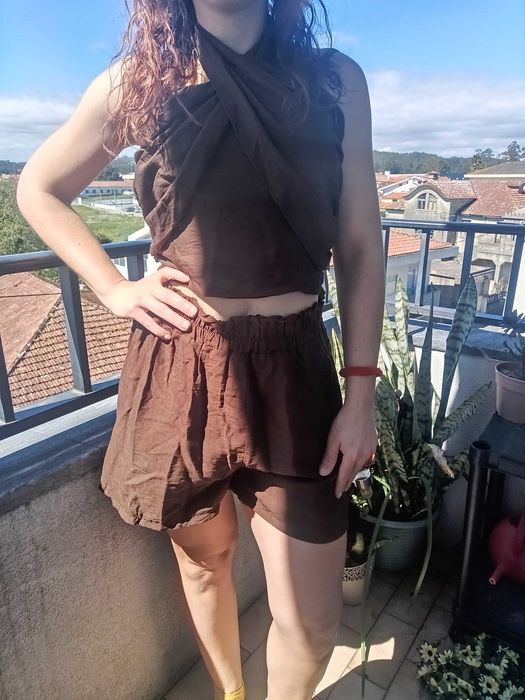 Conjunto top e calçao castanho