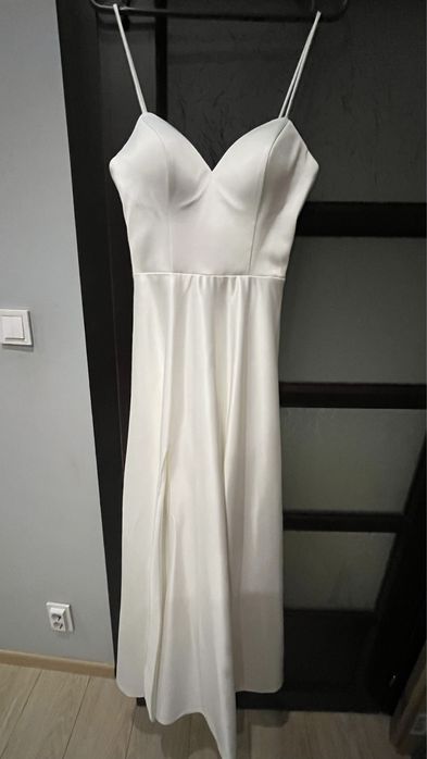 Біла вечірня сукня