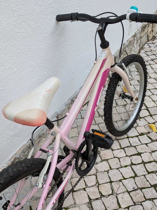 Bicicleta infantil cor-de-rosa