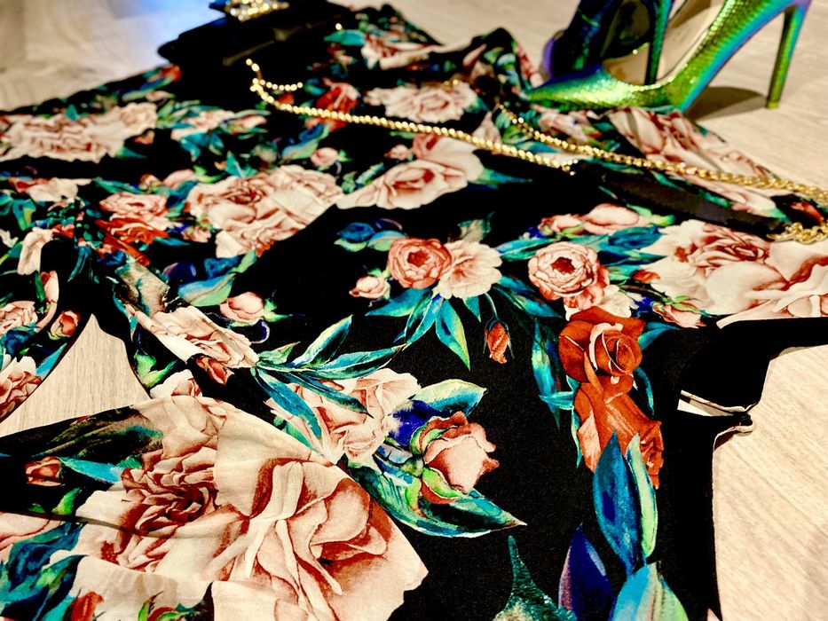 Sukienka mihito kwiaty elegancki wzór czarna róże