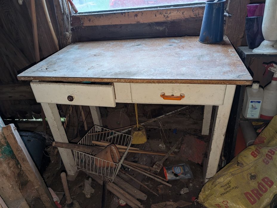 Stary stół do renowacji