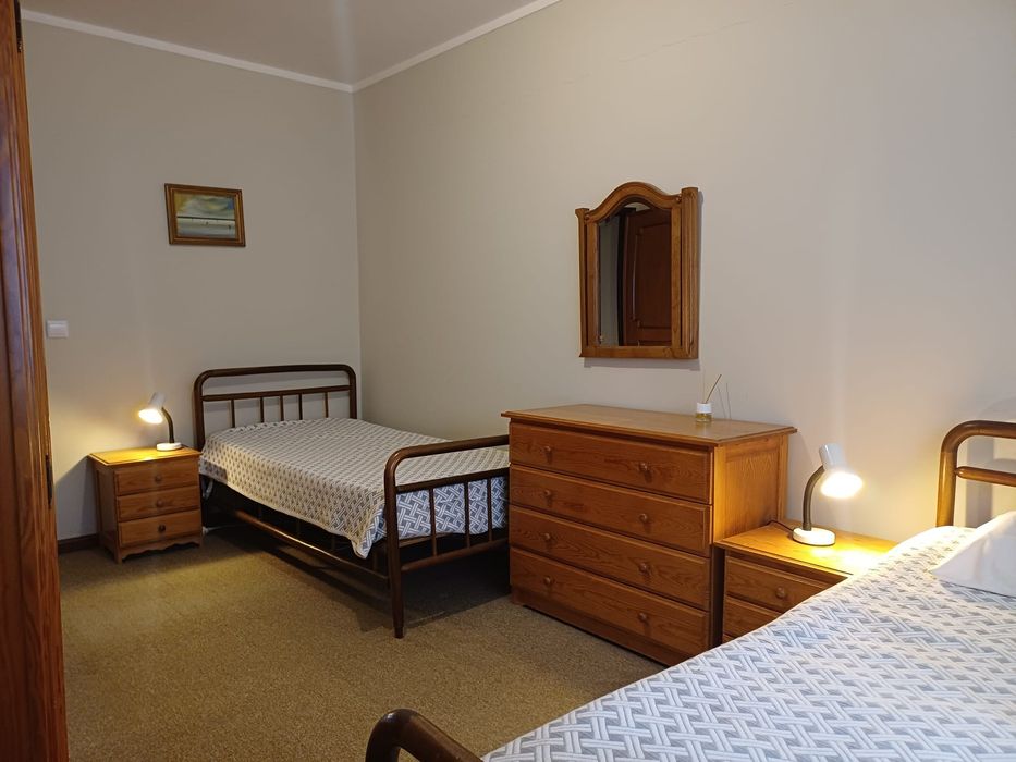 Alugo quarto em apartamento T2