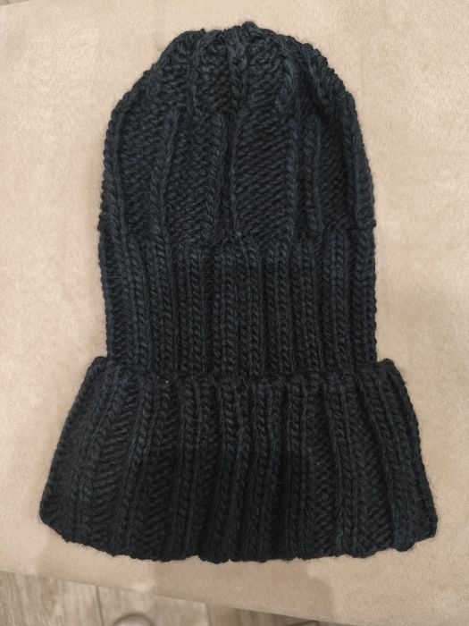 Czarna czapka Puccini z grubym warkoczowym splotem