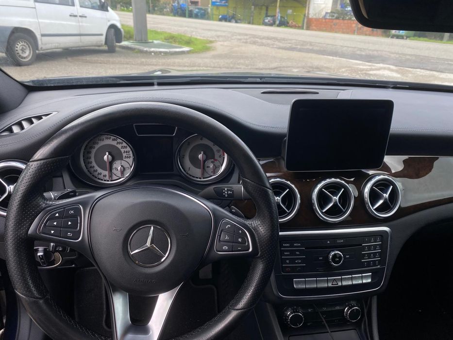Mercedes GLA 180D (Automático)
