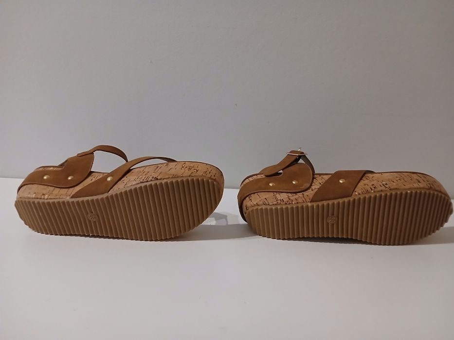 Sandálias castanho claro com tachas douradas