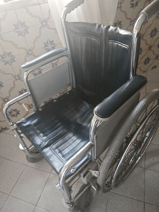 Cadeira de roda dobrável. Nenhum defeito aparente.