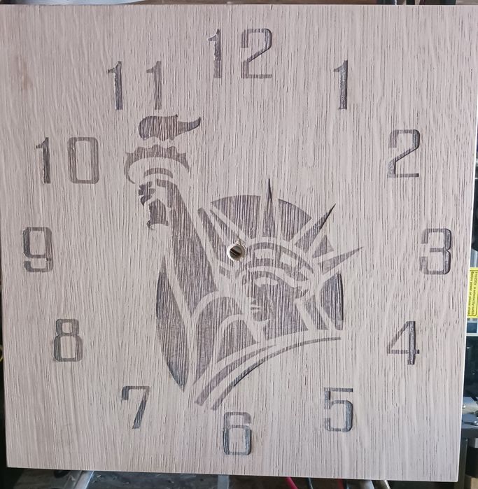 Relógios personalizados em MDF folheado com ou sem acabamento.
