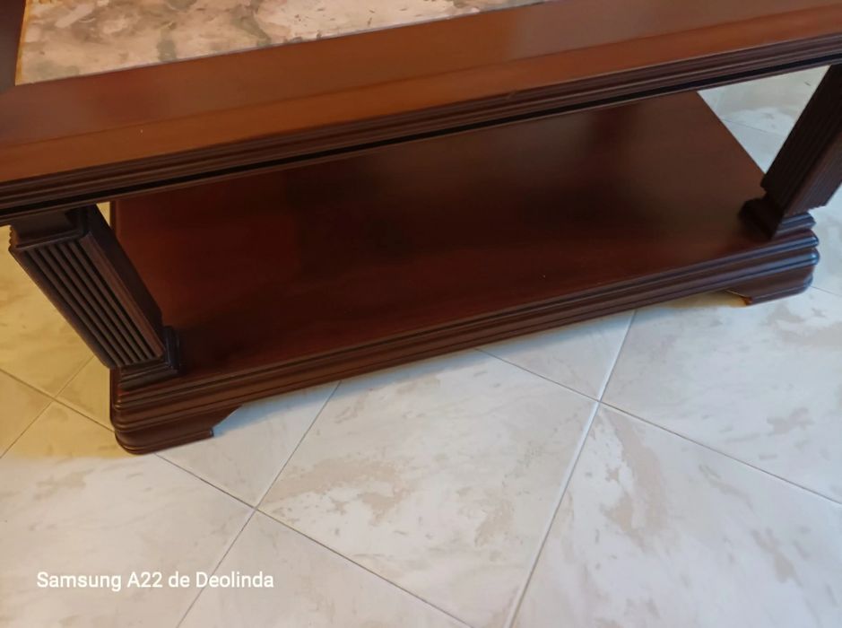 Mesa de sala retangular com tampo de mármore.